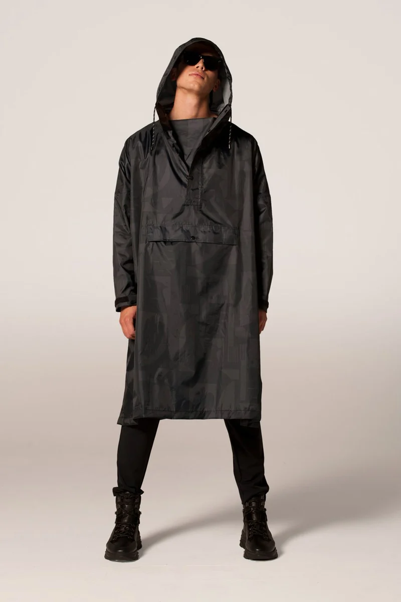 Back to Black Art Camo Poncho | Black | Regnponcho fra Rainkiss