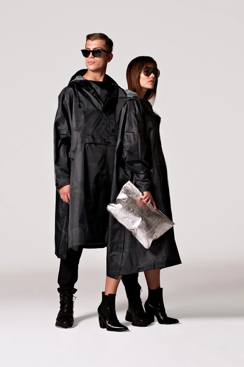 Back to Black Art Camo Poncho | Black | Regnponcho fra Rainkiss