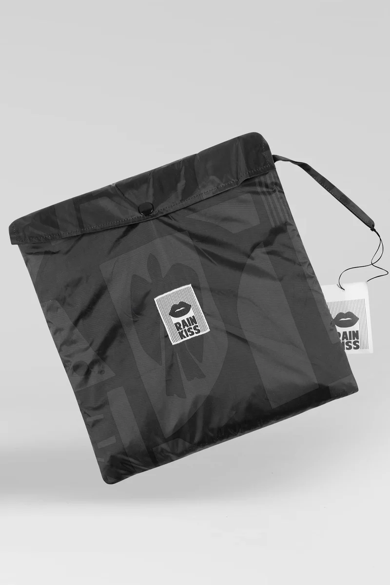 Back to Black Art Camo Poncho | Black | Regnponcho fra Rainkiss