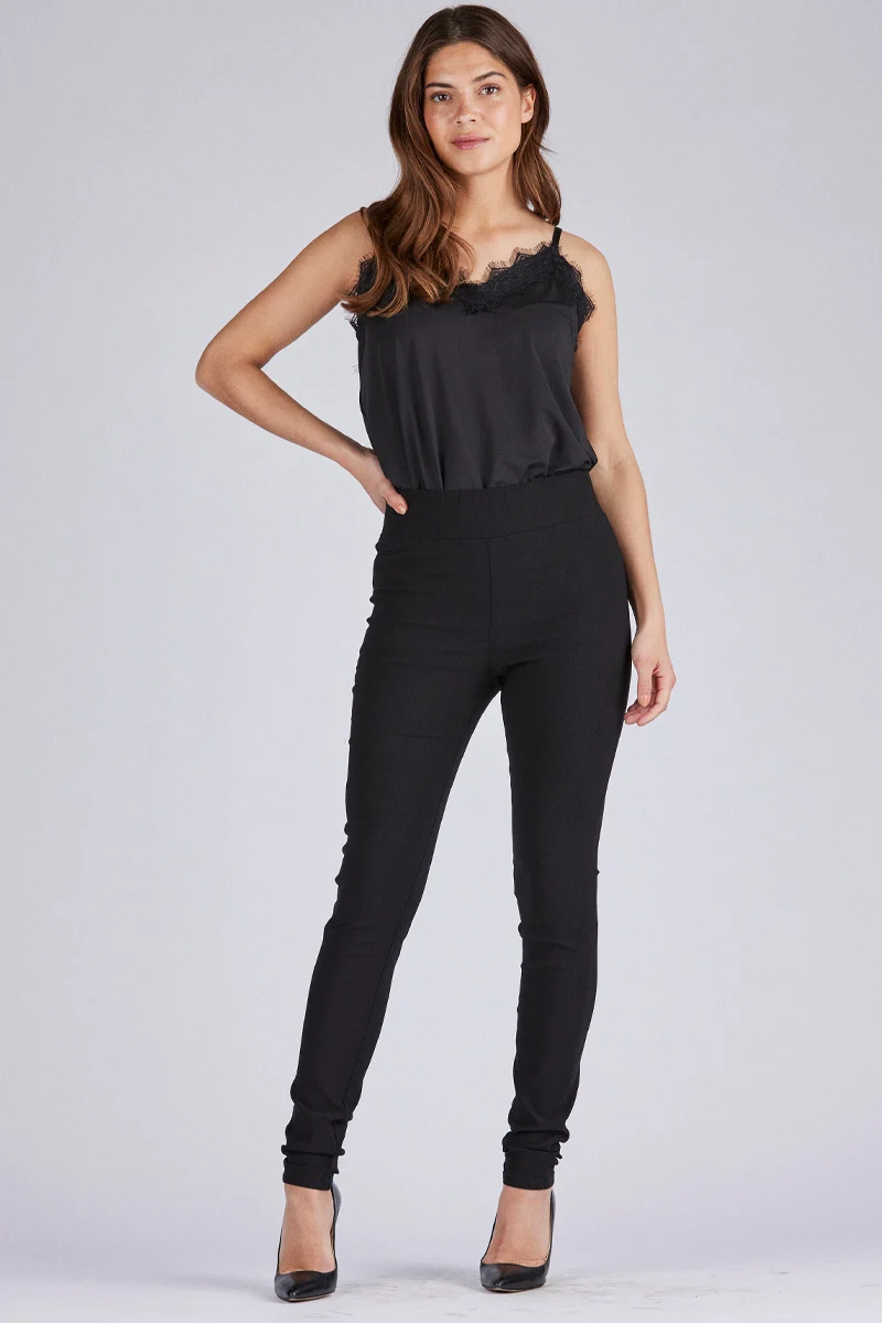 Bicco strap top | Sort | Blonde top fra Freequent