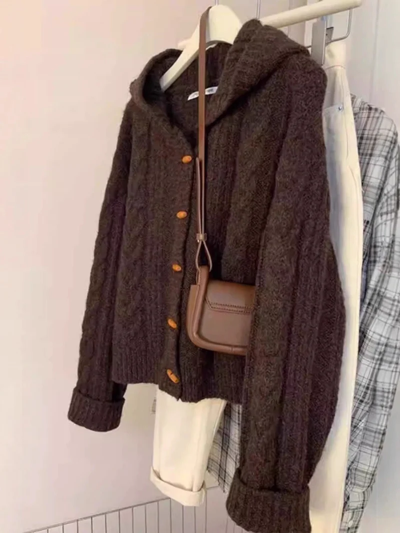 Damen Kapuzen-Strickjacke mit Zopfstrick, Holzknopfleiste und kastiger Silhouette Drune