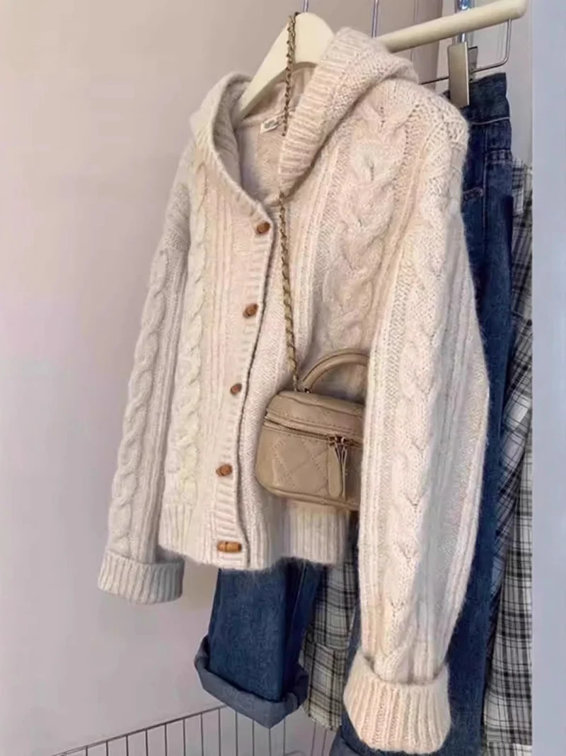 Damen Kapuzen-Strickjacke mit Zopfstrick, Holzknopfleiste und kastiger Silhouette Drune