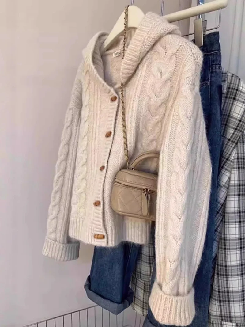 Damen Kapuzen-Strickjacke mit Zopfstrick, Holzknopfleiste und kastiger Silhouette Drune