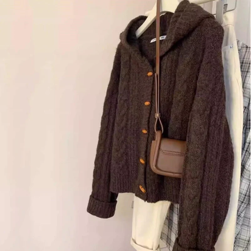 Damen Kapuzen-Strickjacke mit Zopfstrick, Holzknopfleiste und kastiger Silhouette Drune