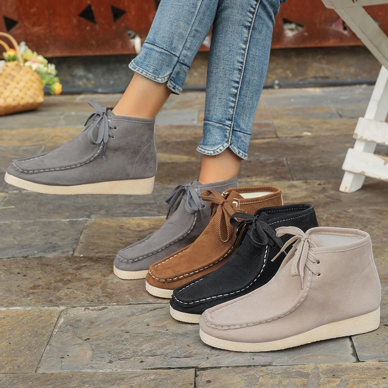 Damen knöchelhoher Mokassin-Boot mit Wildlederoptik, getragener Moccasin-Naht, dämpfender Crepe-Laufsohle und robusten Schnürsenkeln Drune