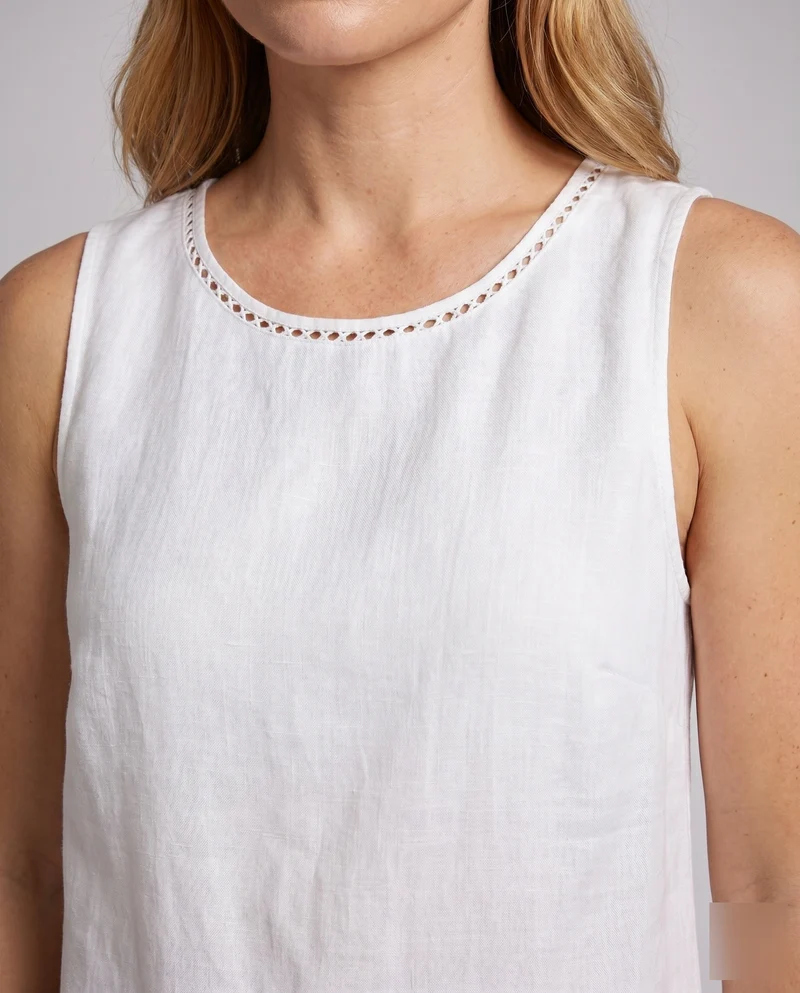 Damen lässiges Leinen-Kleid mit feinem Rundhalsausschnitt und minimalistischer Silhouette