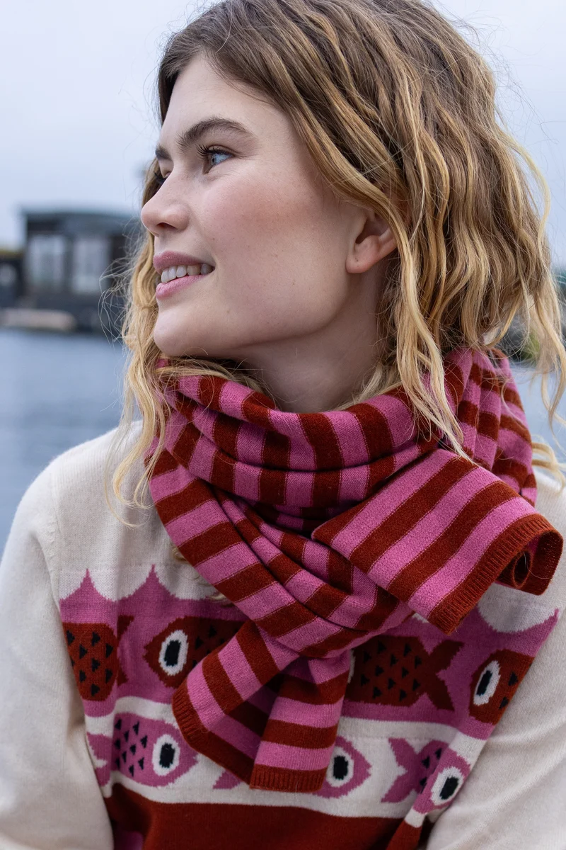 Danebundle-Up Merino Wool Scarf Chili/Berry Compote