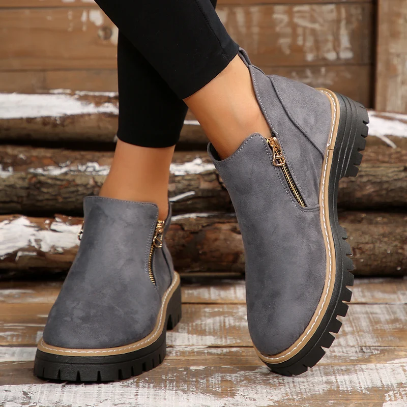 Damen Kurzschaft‑Stiefelette aus Veloursleder mit seitlichem Zipper und markanter Lug‑Sohle Drune