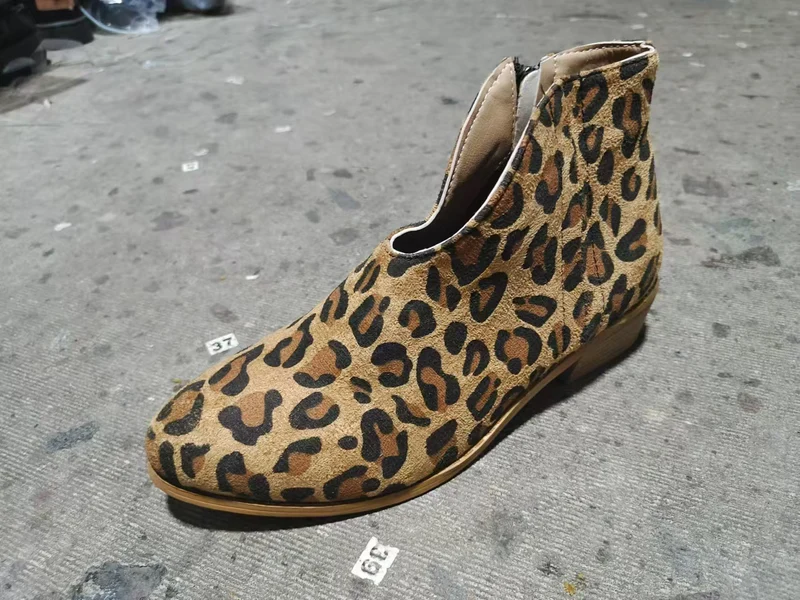 Damen Kurzschaft‑Stiefelette aus Veloursimitat mit V‑Ausschnitt und niedrigem Holzabsatz Drune