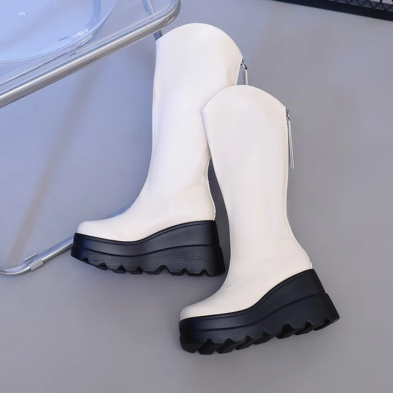 Damen Kniehohe Plateau‑Boots mit grober Lug‑Sohle, verdeckter Keilsohle und Seitenreißverschluss Drune