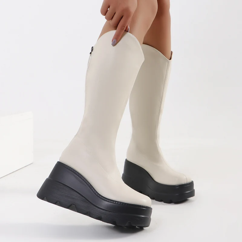 Damen Kniehohe Plateau‑Boots mit grober Lug‑Sohle, verdeckter Keilsohle und Seitenreißverschluss Drune