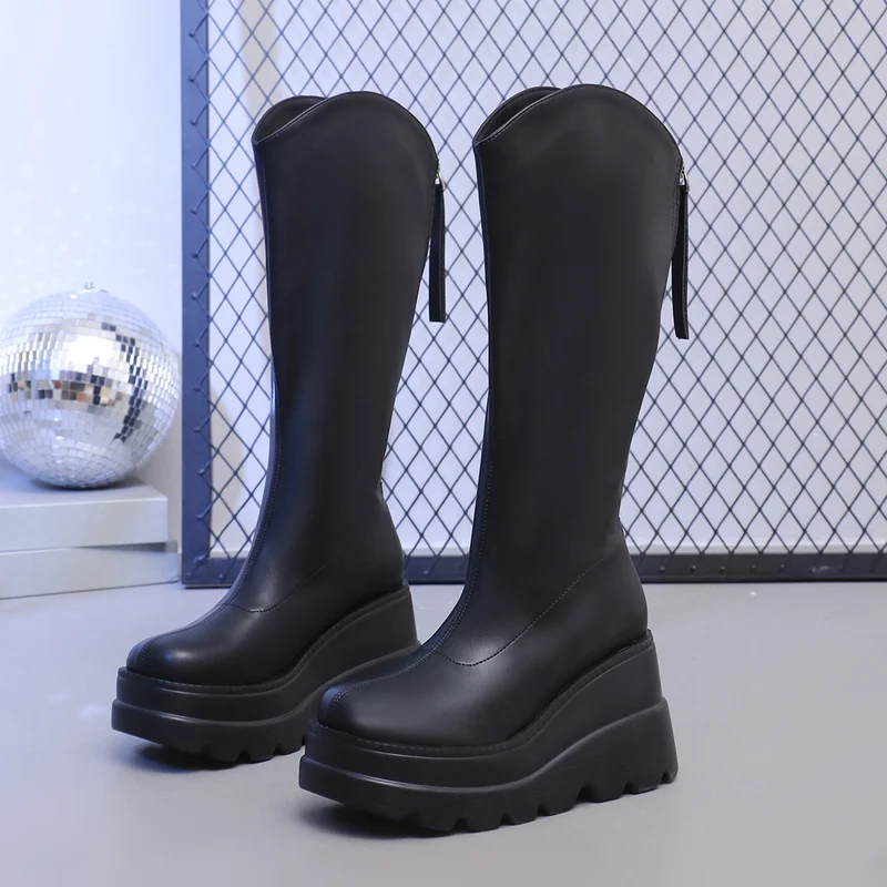Damen Kniehohe Plateau‑Boots mit grober Lug‑Sohle, verdeckter Keilsohle und Seitenreißverschluss Drune