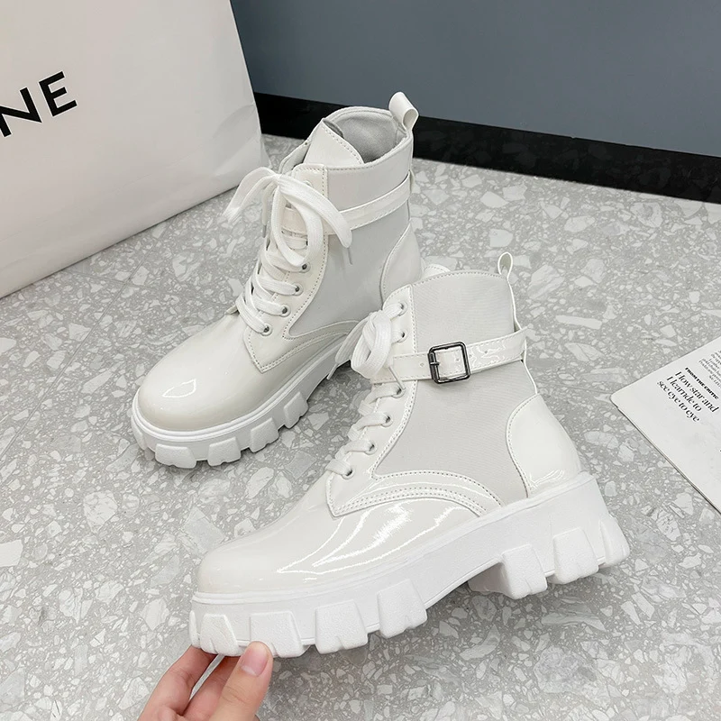 Damen Chunky‑Lug Ankleboots mit patentiertem Lackoberteil, Schnürung und verstellbarem Schnallenriemen Drune