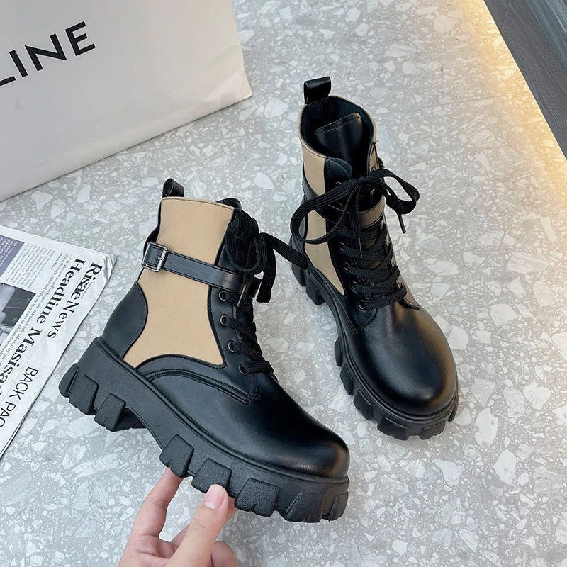 Damen Chunky‑Lug Ankleboots mit patentiertem Lackoberteil, Schnürung und verstellbarem Schnallenriemen Drune