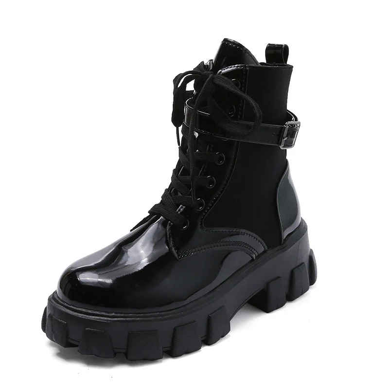 Damen Chunky‑Lug Ankleboots mit patentiertem Lackoberteil, Schnürung und verstellbarem Schnallenriemen Drune