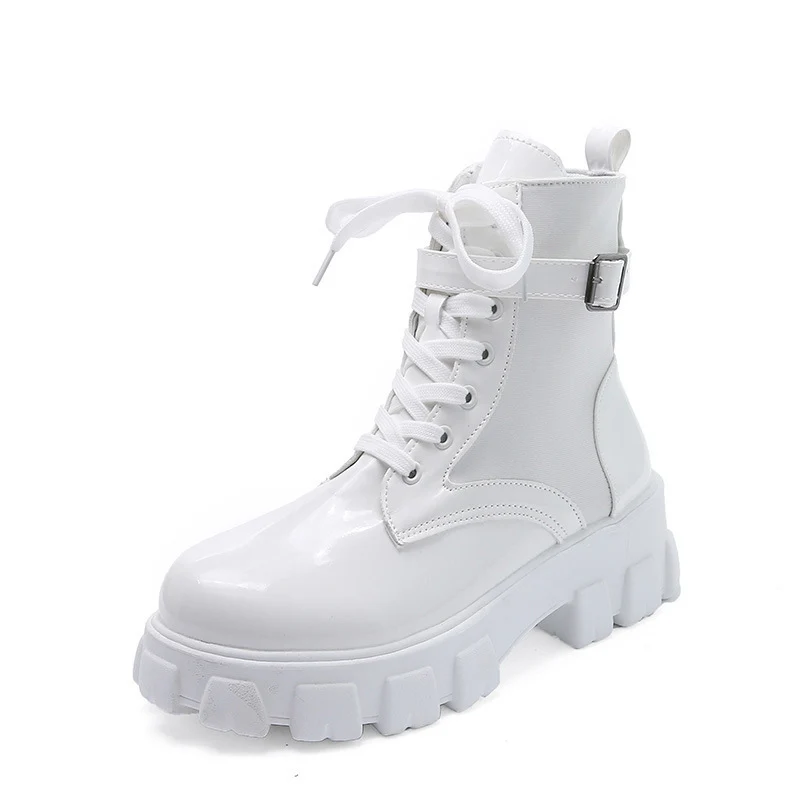 Damen Chunky‑Lug Ankleboots mit patentiertem Lackoberteil, Schnürung und verstellbarem Schnallenriemen Drune