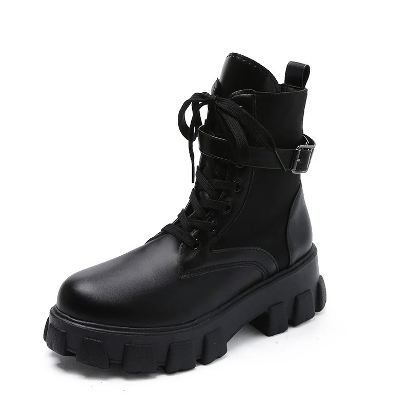 Damen Chunky‑Lug Ankleboots mit patentiertem Lackoberteil, Schnürung und verstellbarem Schnallenriemen Drune