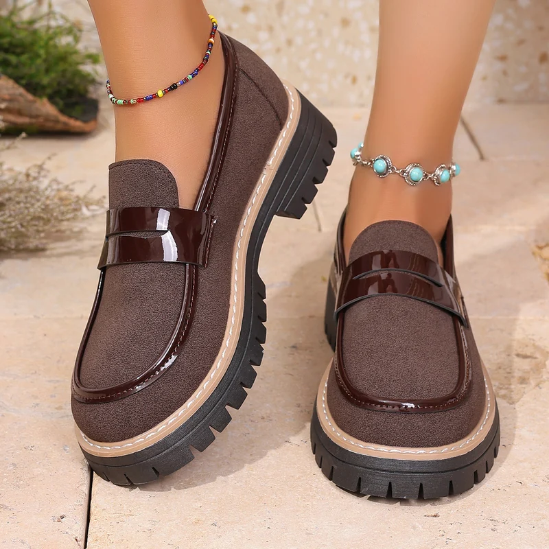 Damen Chunky-Loafer aus Veloursimitat mit Lackdetail und profilierter Lug-Sohle Drune