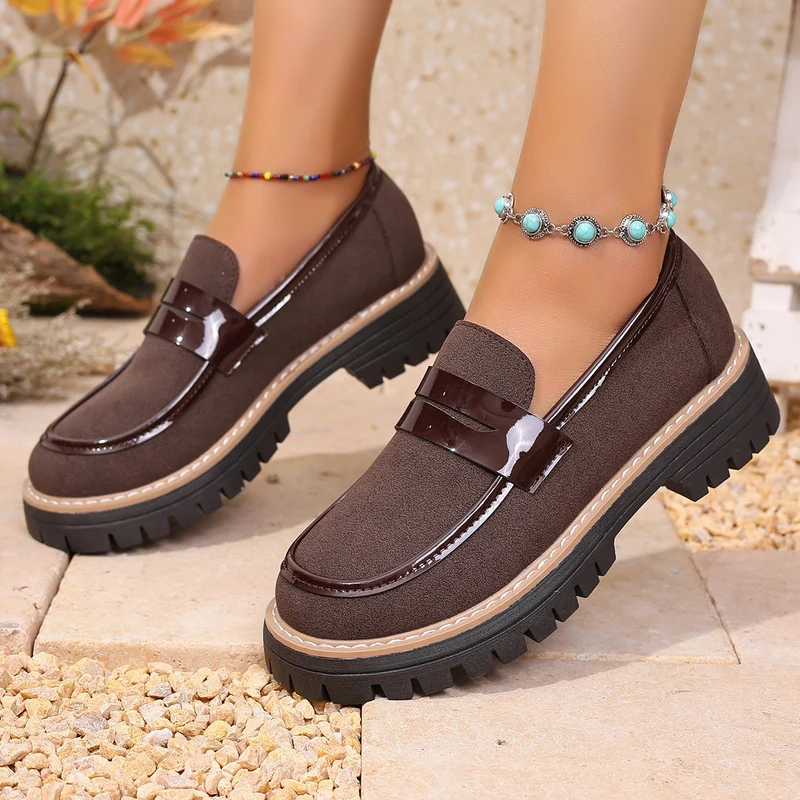 Damen Chunky-Loafer aus Veloursimitat mit Lackdetail und profilierter Lug-Sohle Drune
