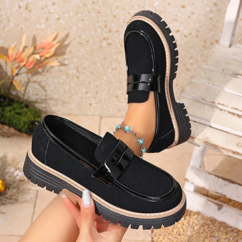 Damen Chunky-Loafer aus Veloursimitat mit Lackdetail und profilierter Lug-Sohle Drune