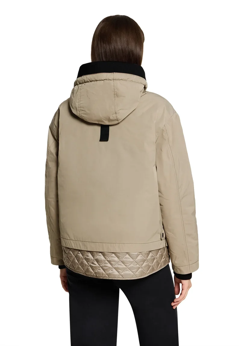 Winterjacke mit Kapuze