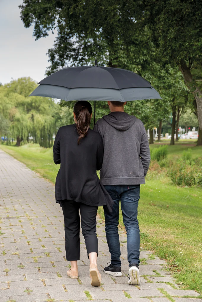 Swiss Peak AWARE™ 23" bis 27" erweiterbarer Regenschirm