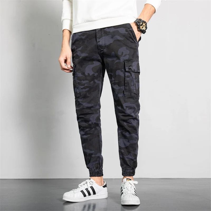 Herren Camouflage-Cargo-Jogginghose im tapered Schnitt mit elastischem Bund, Utility‑Taschen & gerippten Knöchelbündchen Drune