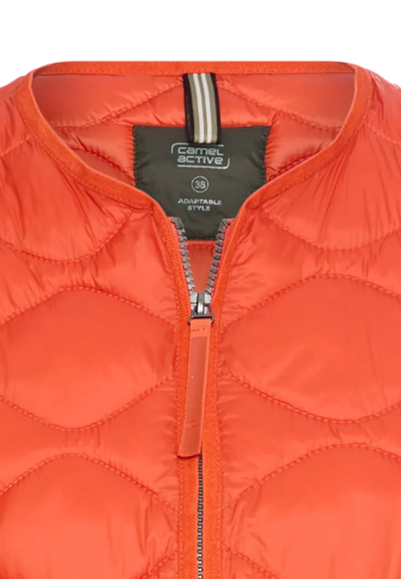 Steppjacke mit Rundhalsausschnitt