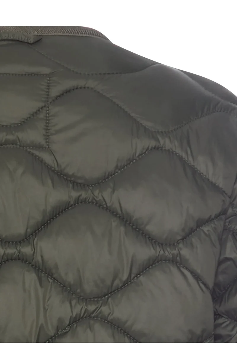 Steppjacke mit Rundhalsausschnitt
