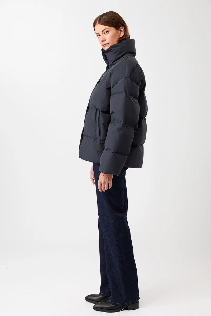 Gesteppte Jacke aus Eco Daune mit Stehkragen (Navy)