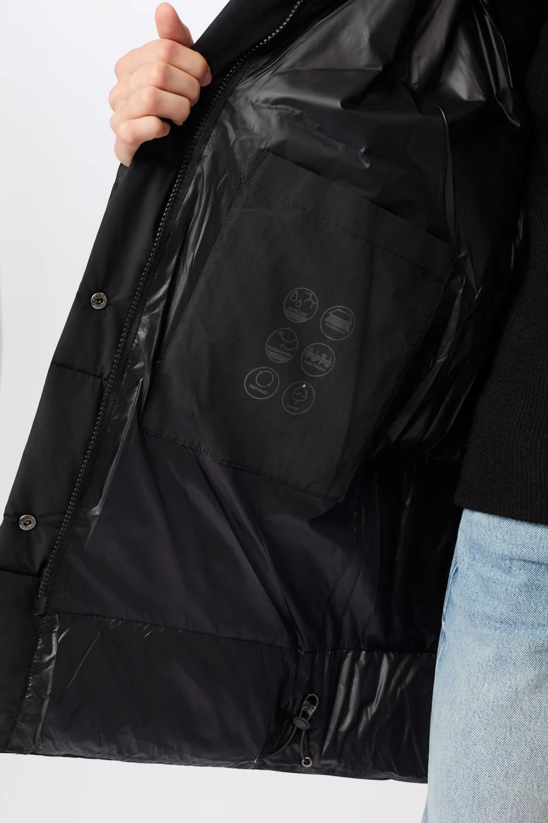 Jacke mit Stehkragen aus Eco Daune (Black)