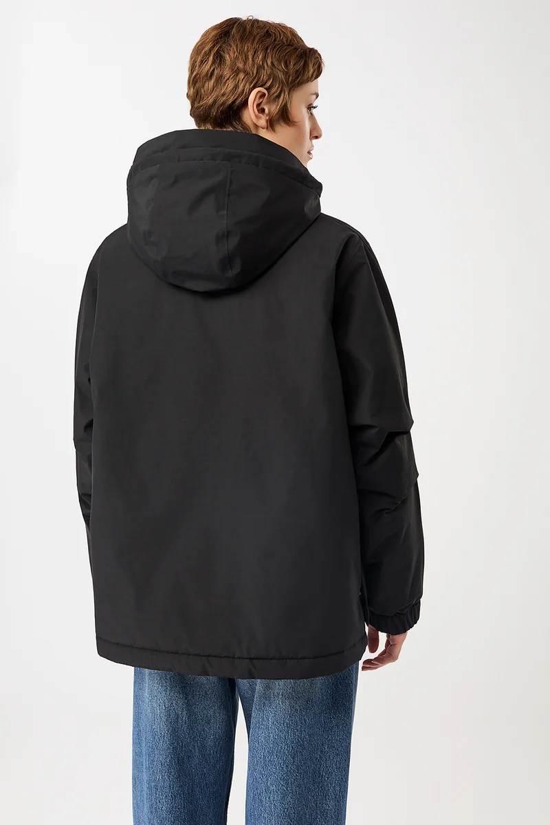 Wattierter Kurzparka in lockerem Volumen (Black)
