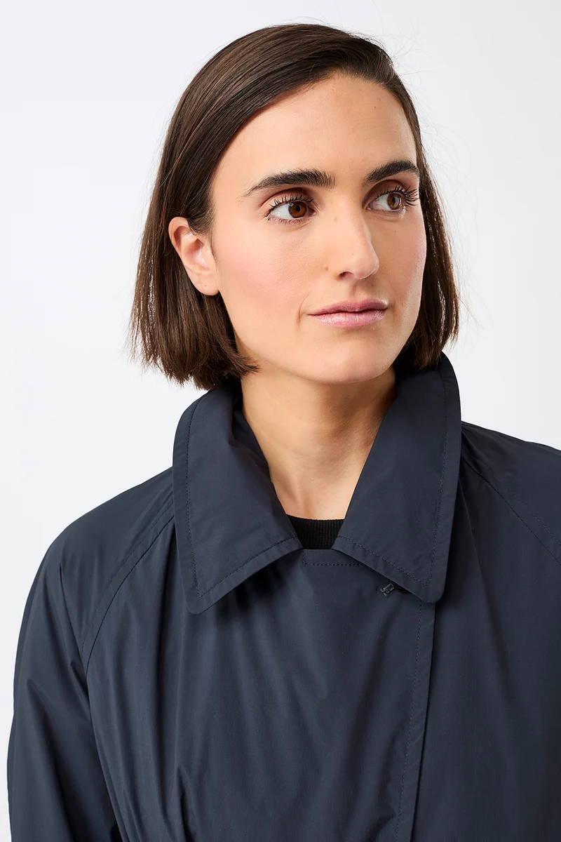 Leichter Trenchcoat, klassisch geschnitten und Raglannaht (Navy)