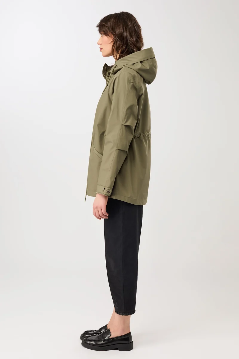 Kurzer Regenparka aus Bio-Baumwolle (Stone Moss)