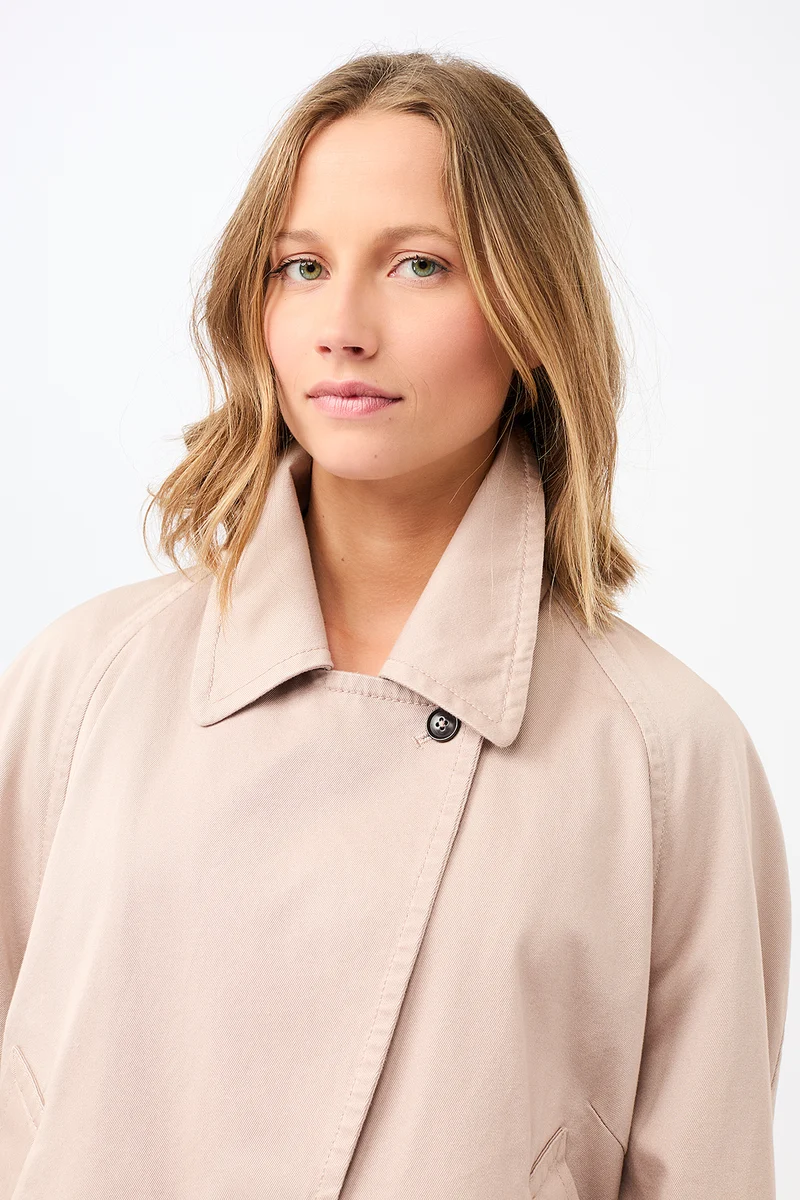 Kurze Trenchjacke aus Bio-Baumwolle (Blush)