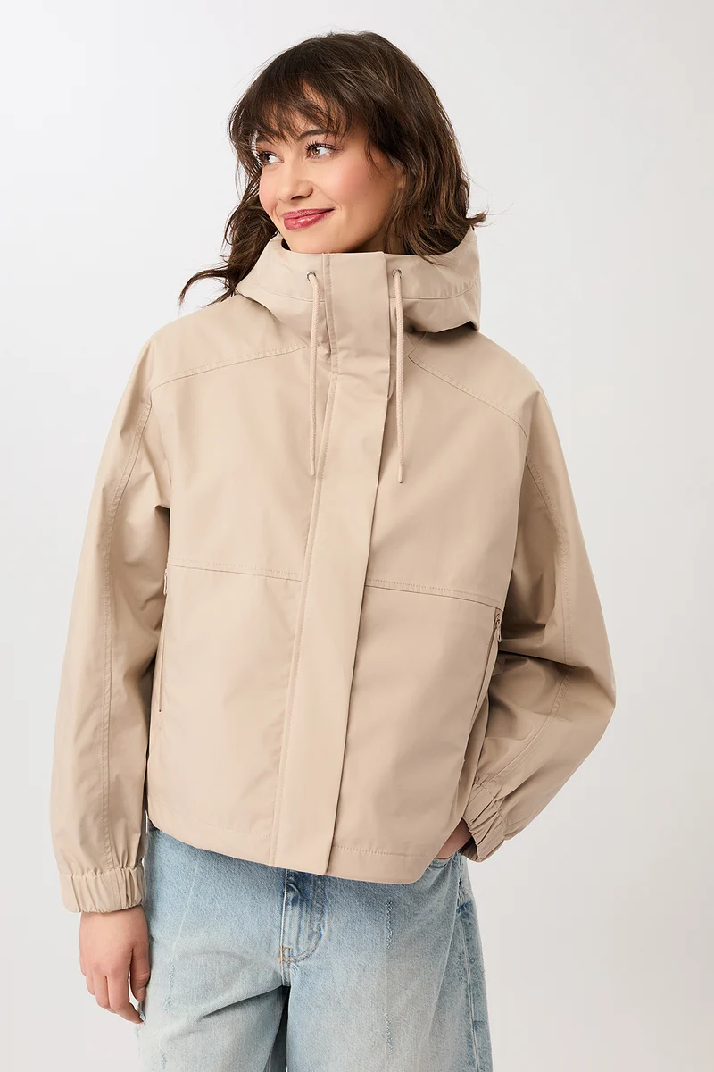 Kurze Regenjacke mit Reissverschlußtasche - (Blush)