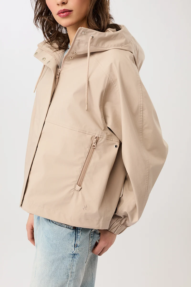 Kurze Regenjacke mit Reissverschlußtasche - (Blush)