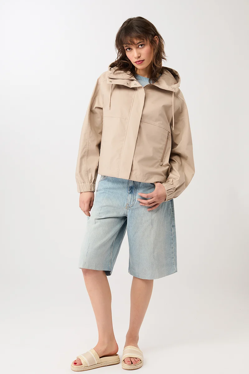 Kurze Regenjacke mit Reissverschlußtasche - (Blush)