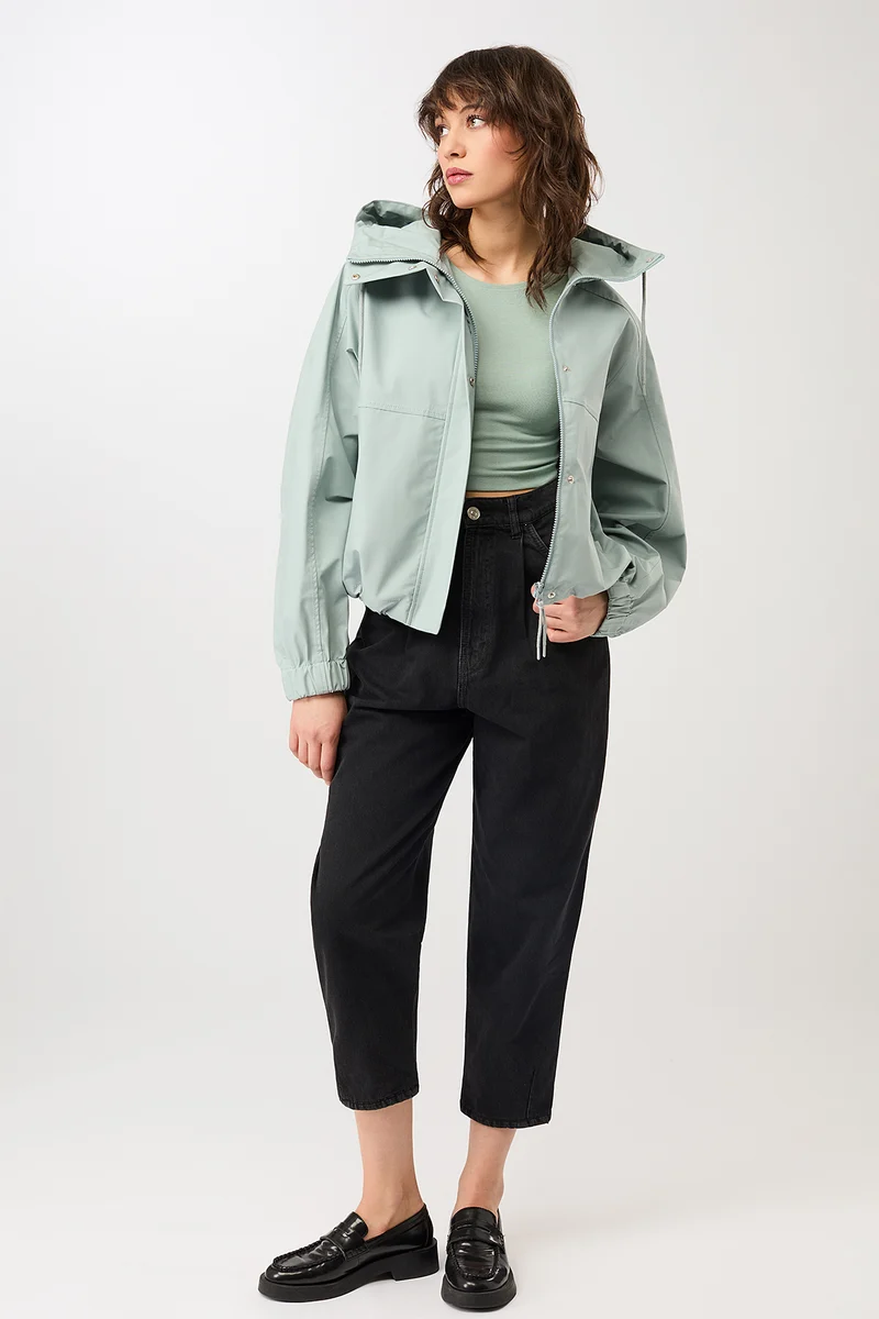 Kurze Regenjacke mit Reissverschlußtasche (Flow)
