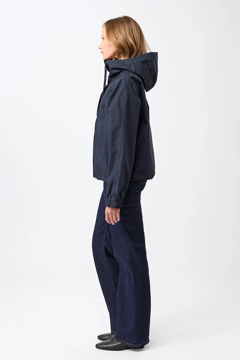 Kurze Regenjacke mit Reissverschlußtasche (Navy)