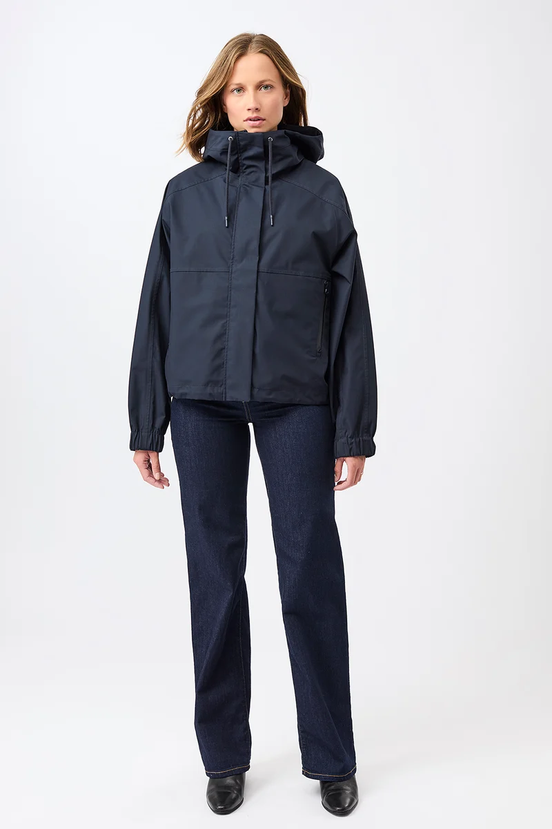 Kurze Regenjacke mit Reissverschlußtasche (Navy)