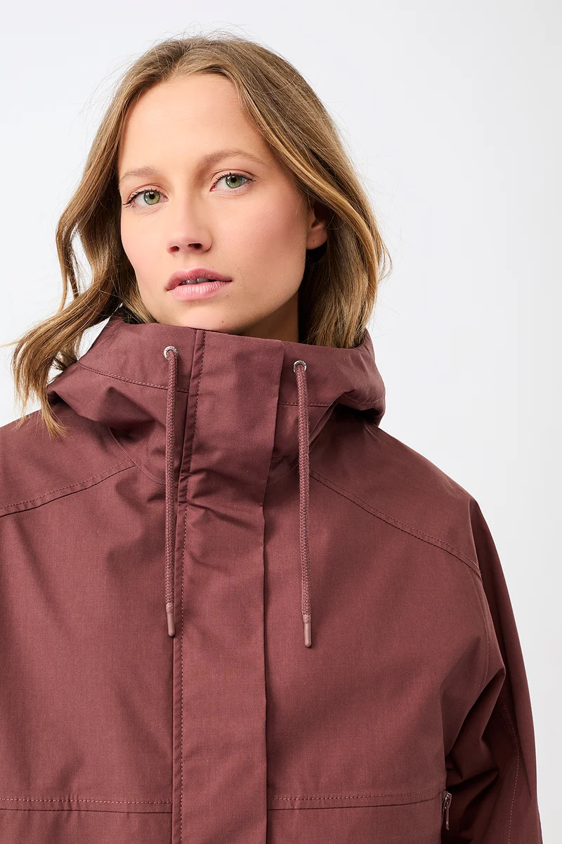 Kurze Regenjacke mit Reissverschlußtasche (Rubywood)