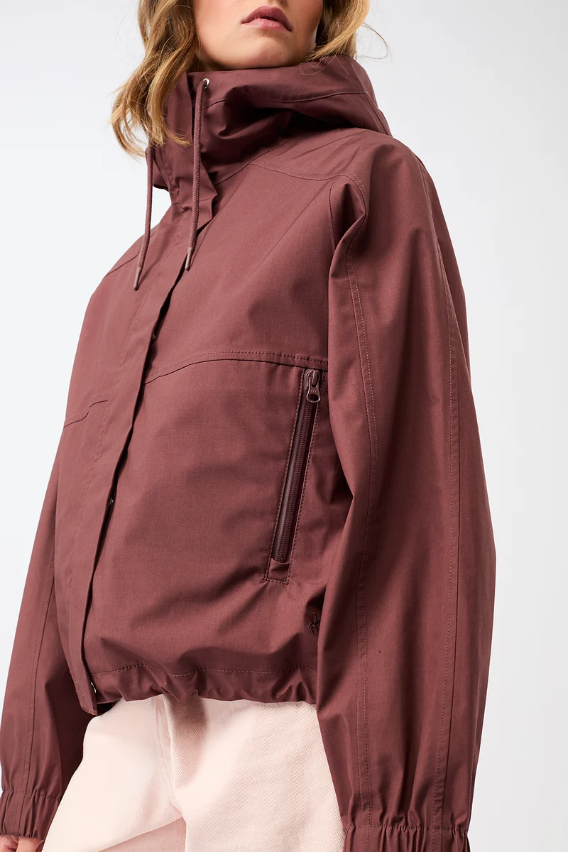 Kurze Regenjacke mit Reissverschlußtasche (Rubywood)