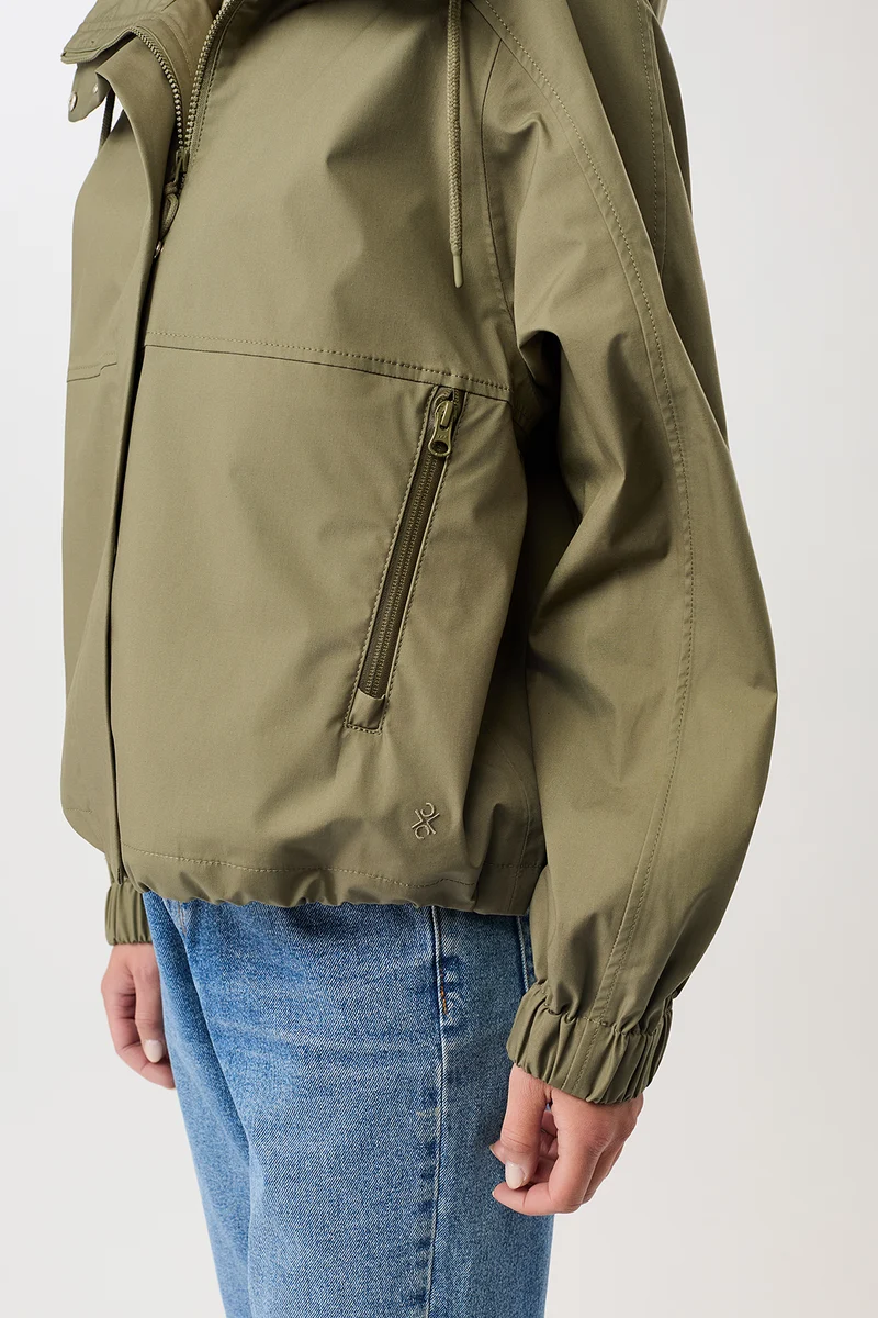 Kurze Regenjacke mit Reissverschlußtasche (Stone Moss)