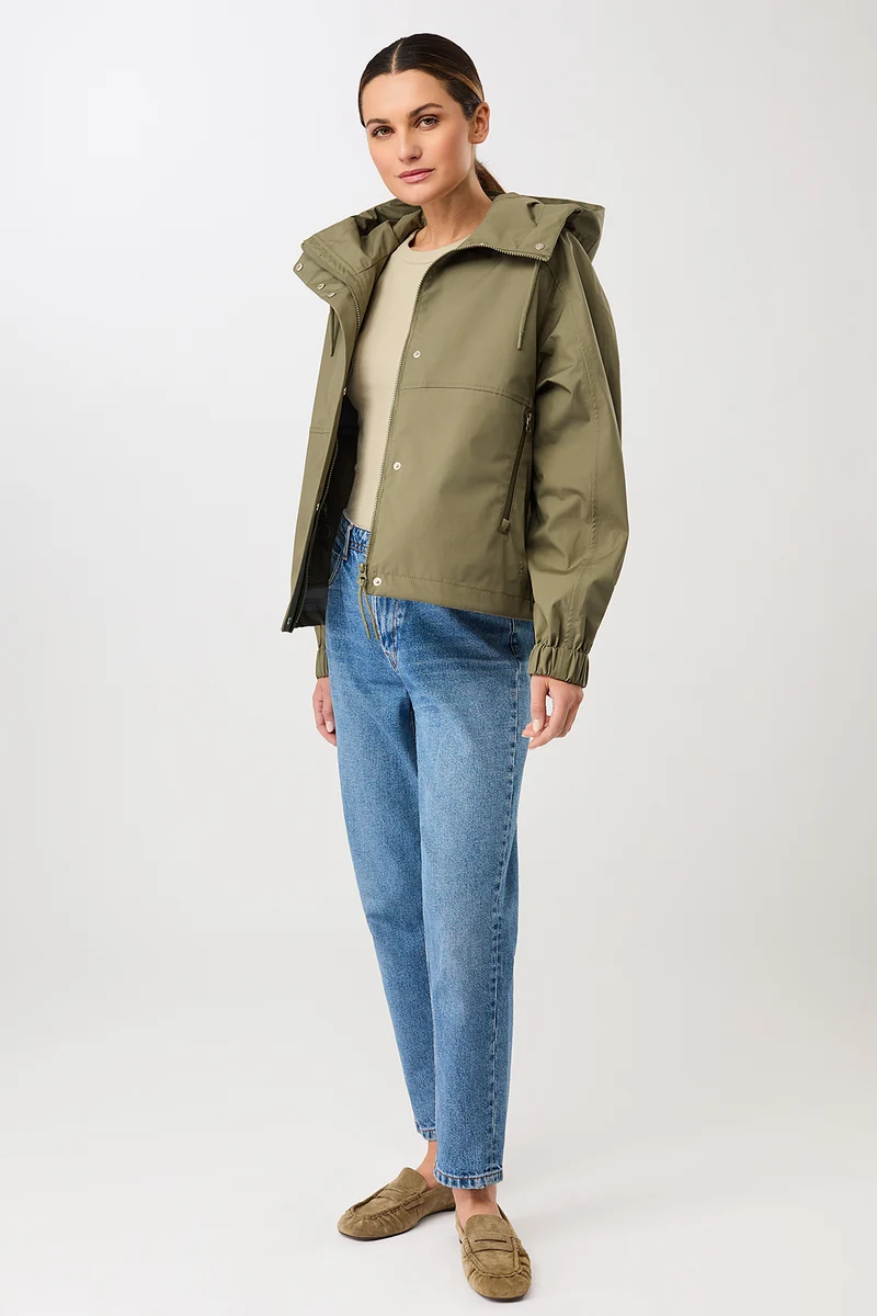 Kurze Regenjacke mit Reissverschlußtasche (Stone Moss)