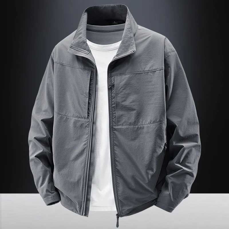 Herren Leichte urbane Windjacke mit Stehkragen, wasserabweisender Gewebemischung und verdeckten Reißverschlüssen Drune