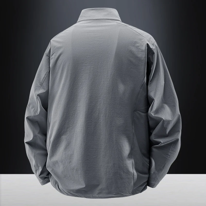 Herren Leichte urbane Windjacke mit Stehkragen, wasserabweisender Gewebemischung und verdeckten Reißverschlüssen Drune