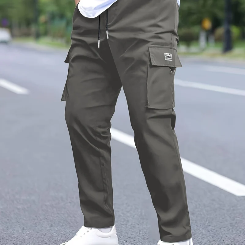 Herren Cargohose konisch zulaufend im Joggerstil mit Tunnelzug, Klappfächern & D‑Ring Drune