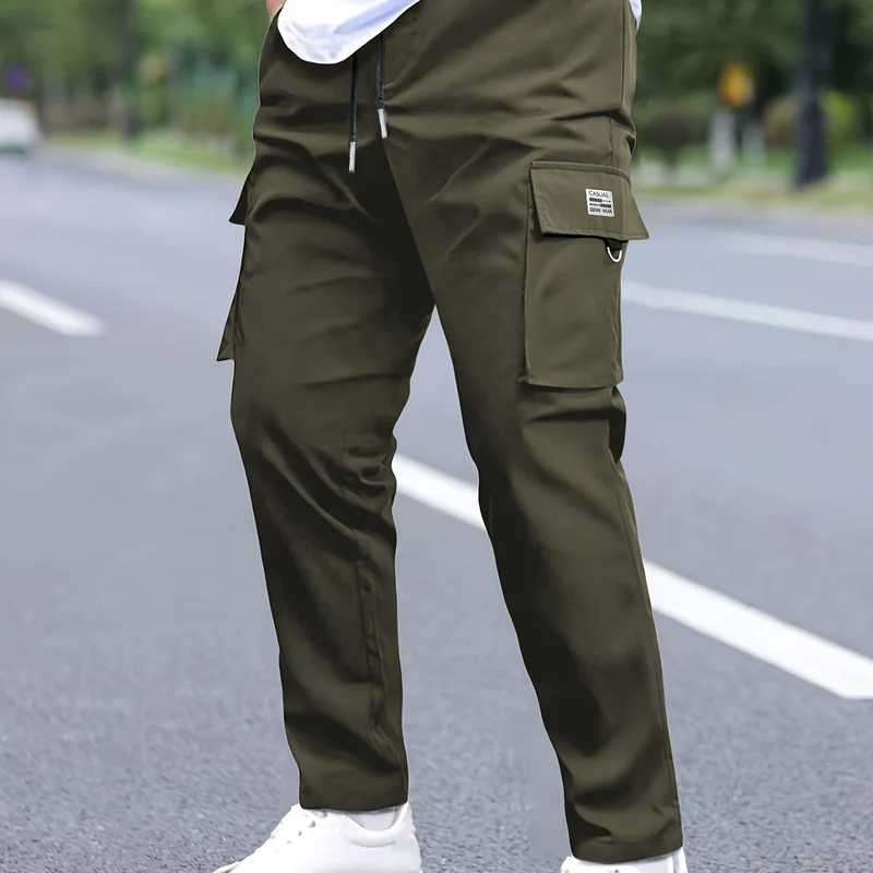 Herren Cargohose konisch zulaufend im Joggerstil mit Tunnelzug, Klappfächern & D‑Ring Drune