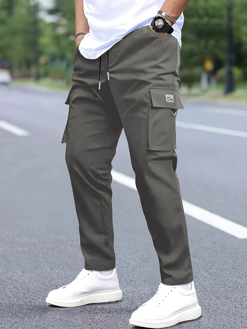 Herren Cargohose konisch zulaufend im Joggerstil mit Tunnelzug, Klappfächern & D‑Ring Drune